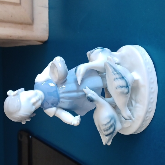 Vintage Girl Feeding Geese, perfect condition - Picture 1 of 7